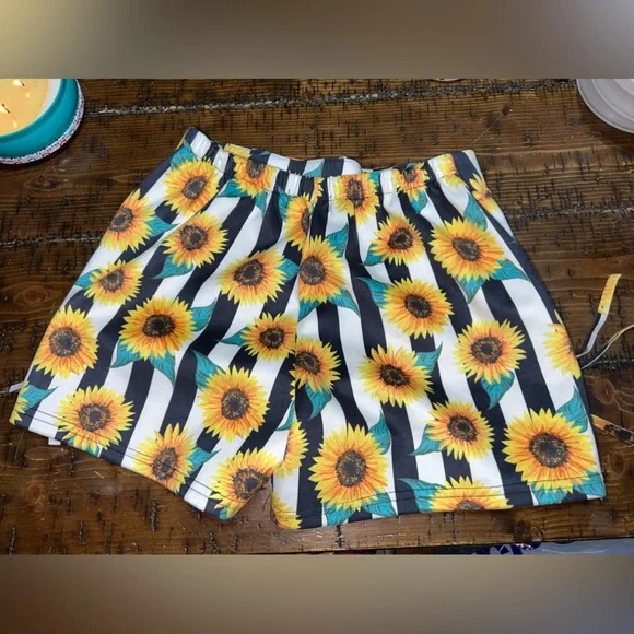 Crazy Train Sunflower Shorts - Picture 4 of 5